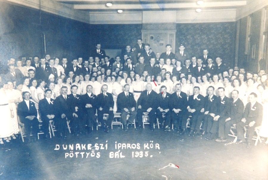 Iparos köri pöttyös bál