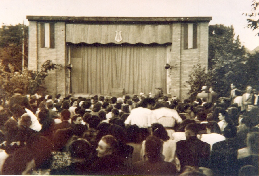 Kultúrház udvarán színpadépítés