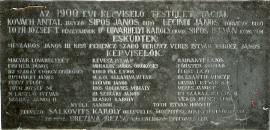 Márványtábla a községházán