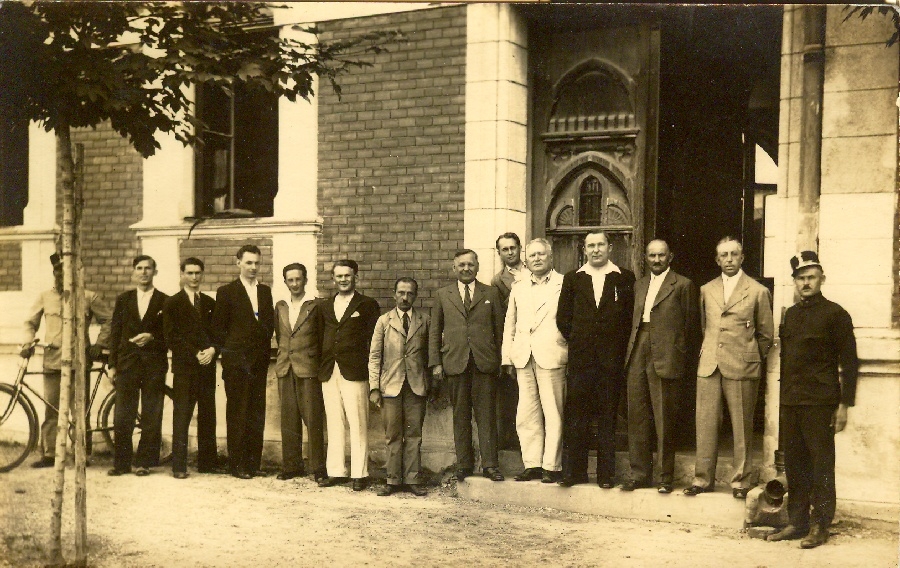 A községháza előtt az elöljáróság