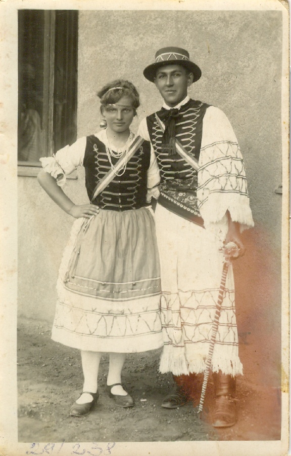 Pár csikós ruhában