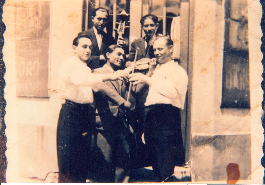 Mulatozó fiatalok a Holovics vendéglő bejáratánál