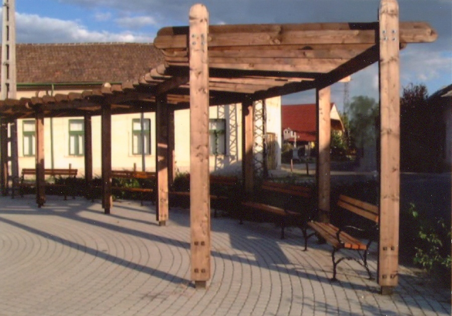 Március 15. park rózsalugasa