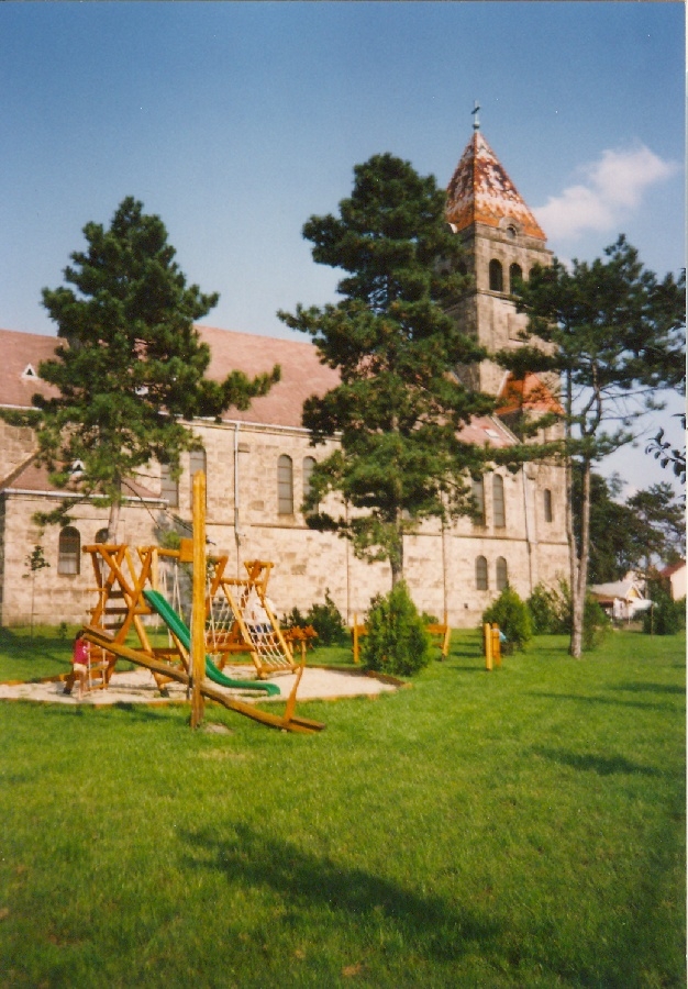 Szent Imre templom kertje