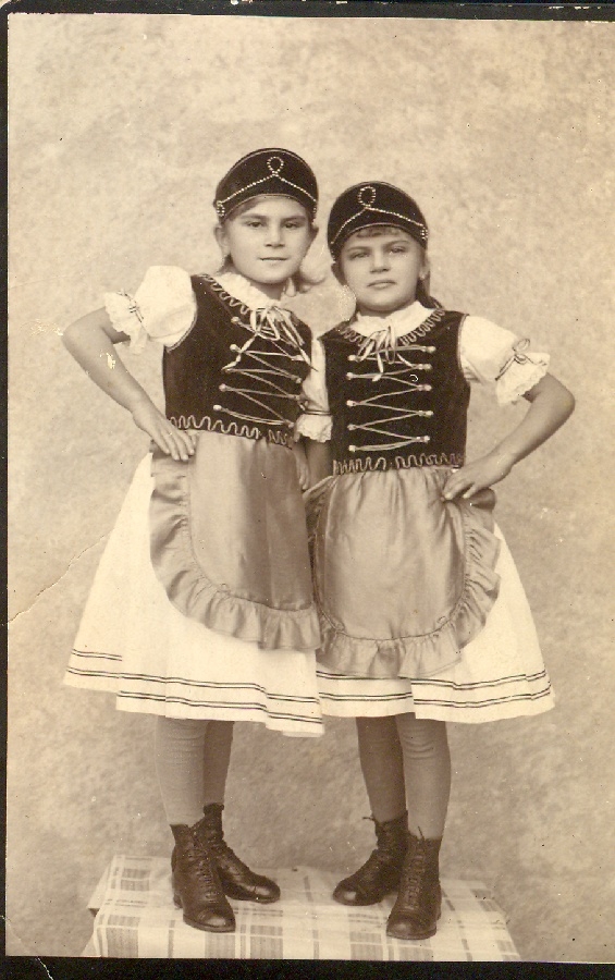 Magyar-ruhás kislányok