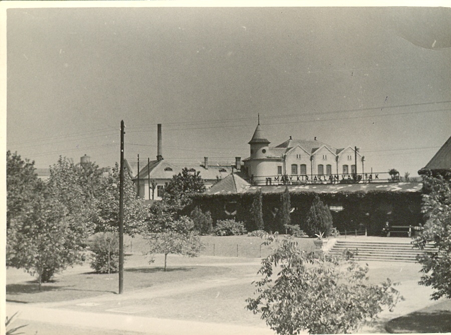 Főbejárat és Bagolyvár