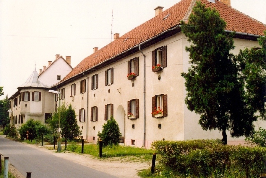 Állomás sétány épülete