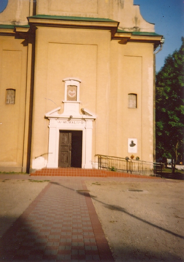 Felújított templomajtó