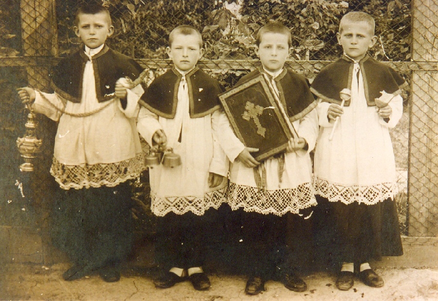 Ministránsok temetésen