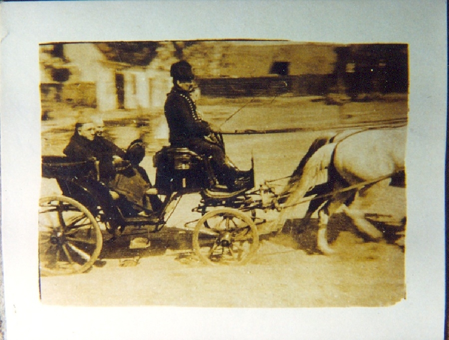 A templom szentelésre fiakkeren érkezik Hanuer István püspök úr