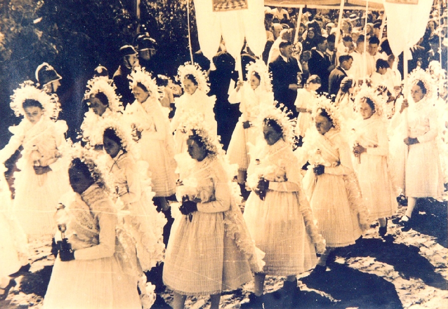 Mária-lányok Úrnapi körmeneten