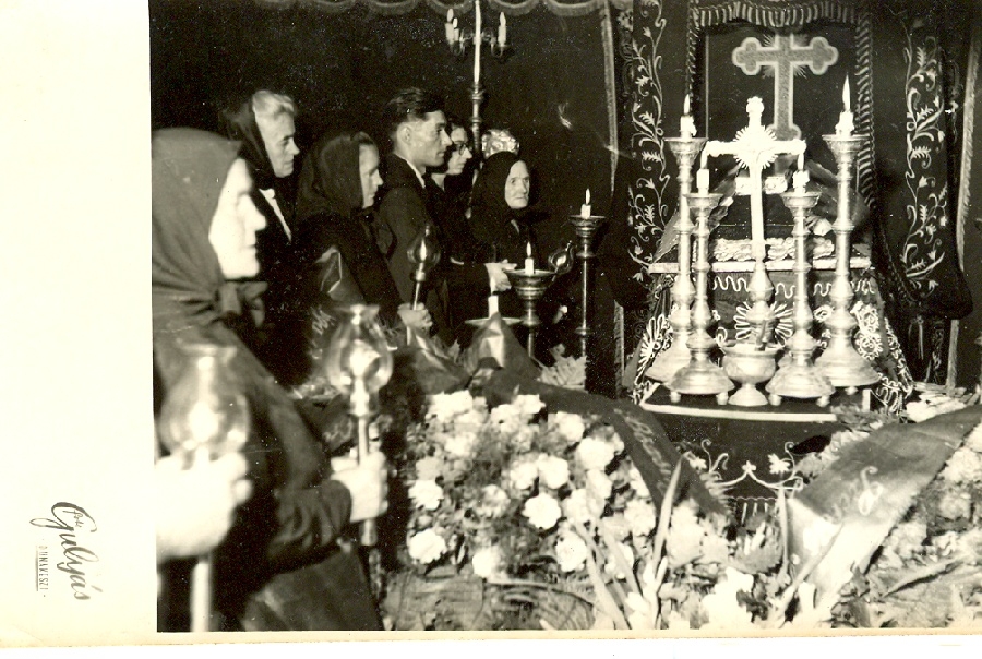 Ravatal a halottas házban