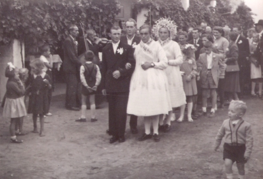 Indulás a templomi esküvőre