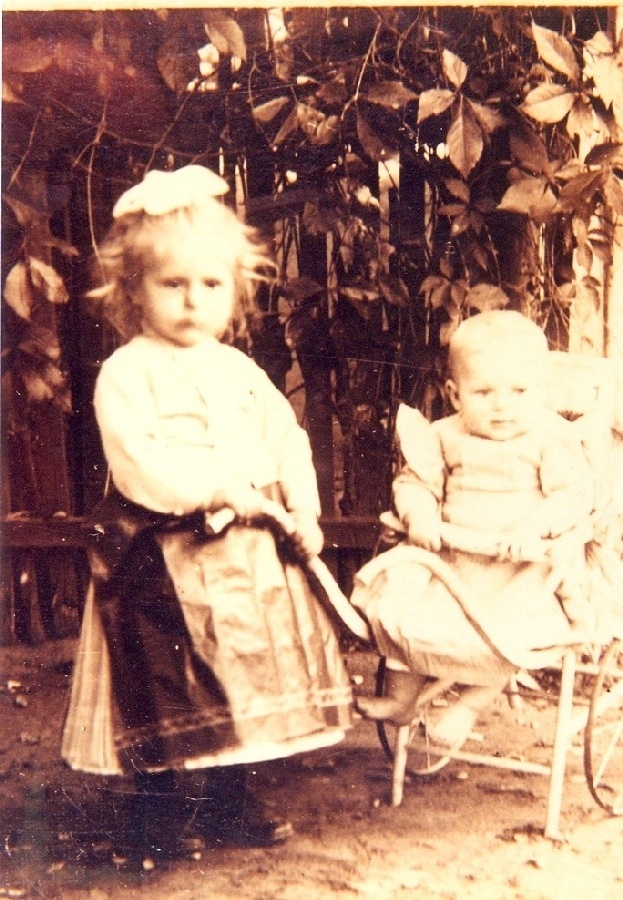 Népviseletes kislány és kisfiú