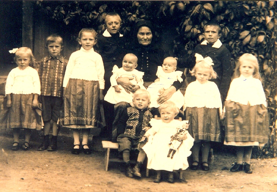 Gyermekek népviseletben