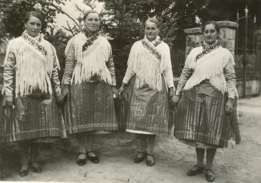 Barátnők ünnepi népviseletben