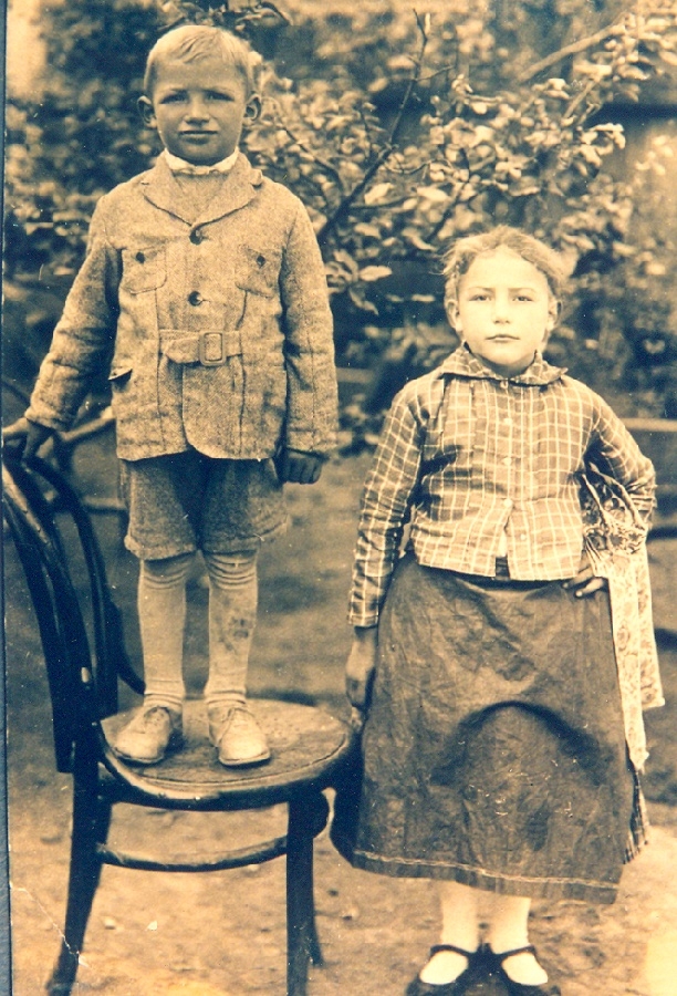 Gyermekek népviseletben