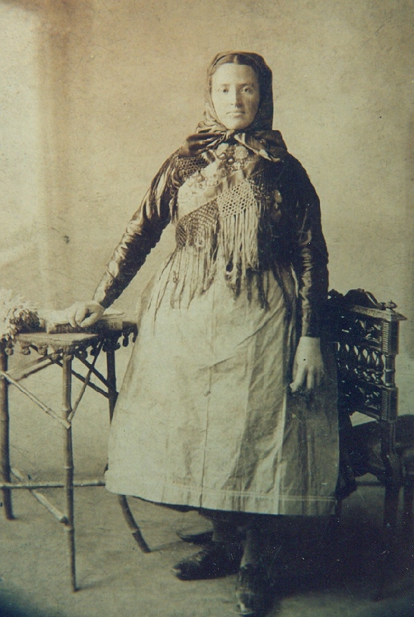 Dunakeszi asszony népviseletben