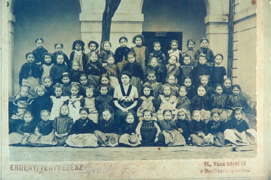 Leány tanulócsoport