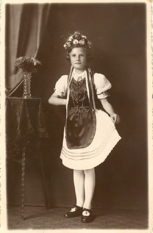 Magyarruhás kislány