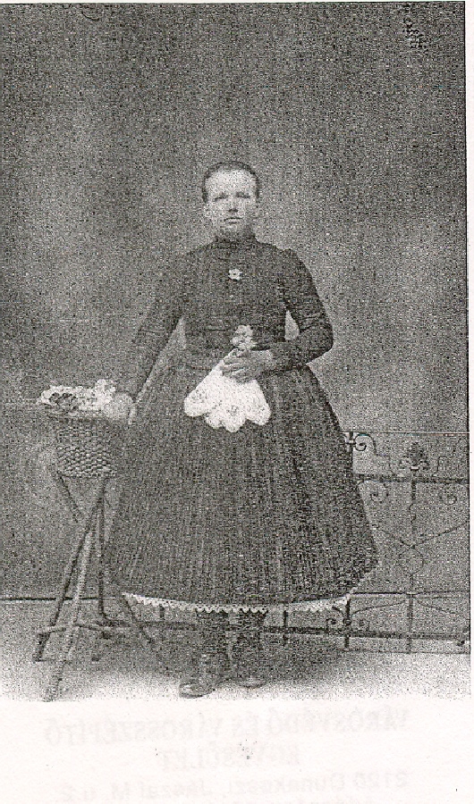 Dunakeszi lány népviselet