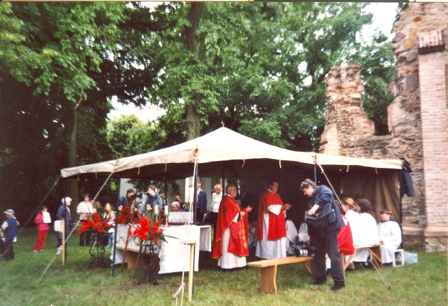 Szentmise az Árpádkori templomromnál
